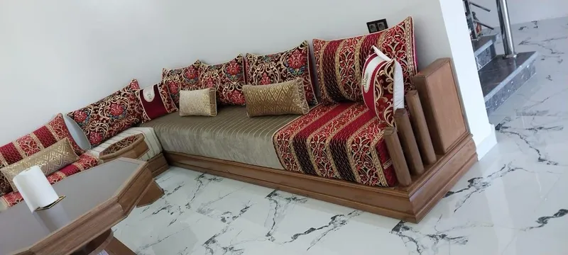 صالون مغربي أحمر وذهبي بقاعدة من الخشب الطبيعي